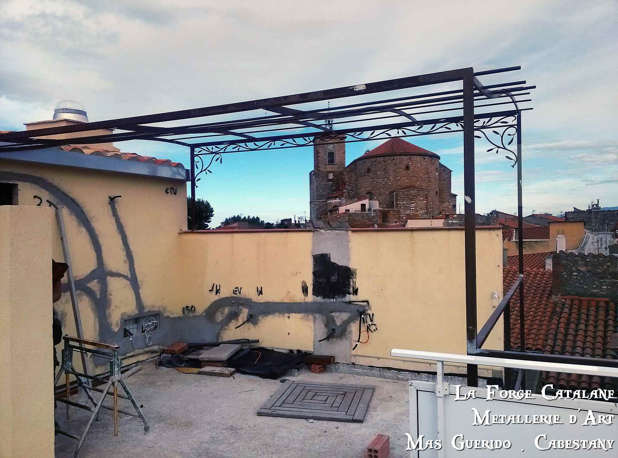 pergola toit demi chapeau gendarme frise vegetale fer Forge Catalane Cabestany.jpg